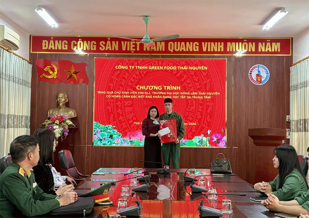 D:\Nam hoc 2025 - 2026\Tin tuc, Su kien\12 Tang qua SV co hoan canh kho khan\02-Cong-ty-GreenFood-tang.gif