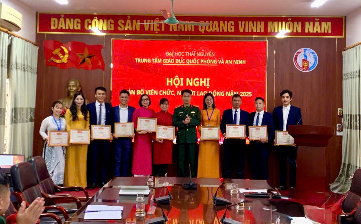 D:\Nam hoc 2025 - 2026\Tin tuc, Su kien\13 Hoi nghi CBVC\z7528298907118_78b855def903b7d56744c17c7459156b.jpg