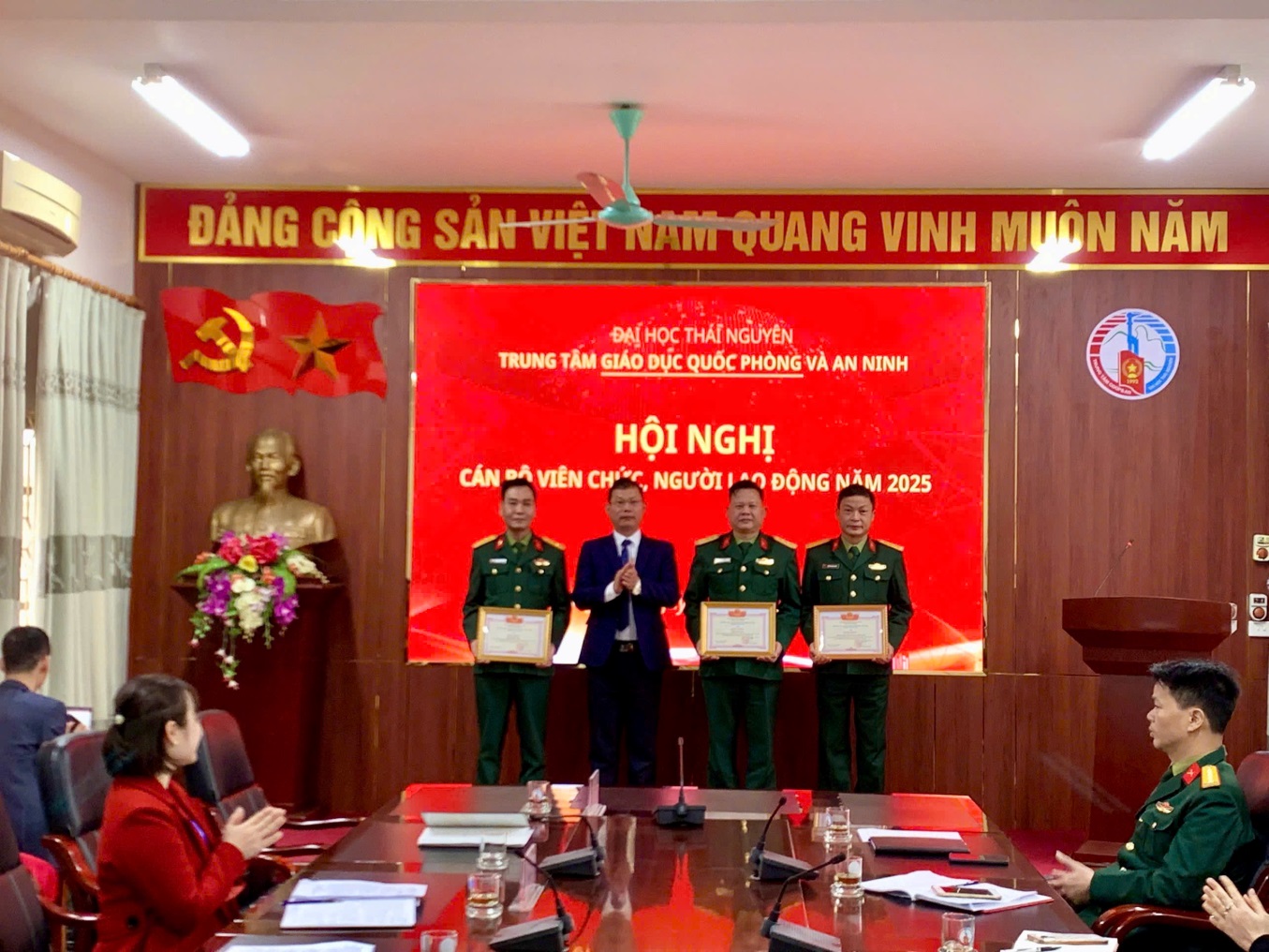 D:\Nam hoc 2025 - 2026\Tin tuc, Su kien\13 Hoi nghi CBVC\z7528298902833_92aa820c91eeb9efb50acc3d857a0f82.jpg