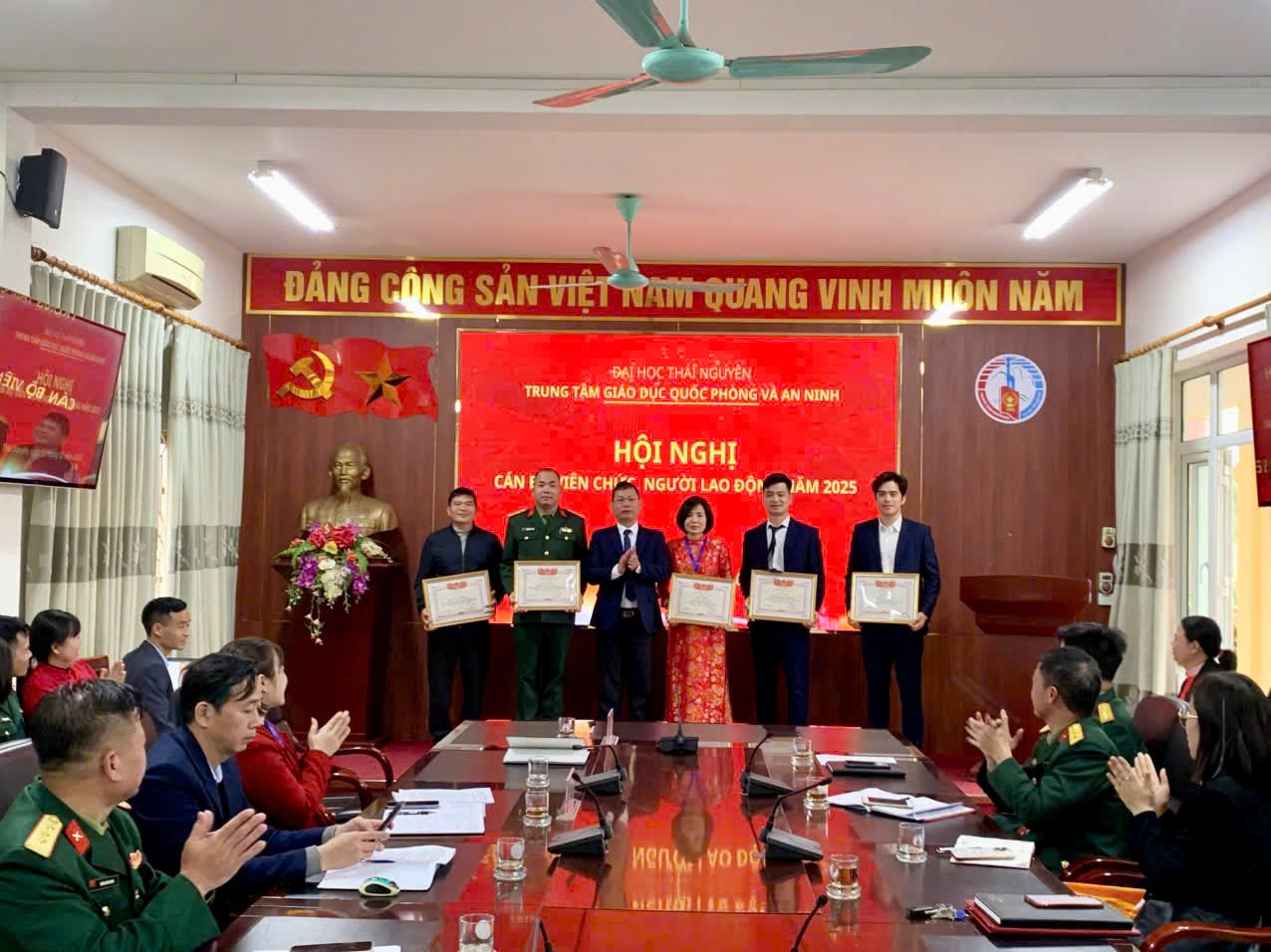 D:\Nam hoc 2025 - 2026\Tin tuc, Su kien\13 Hoi nghi CBVC\z7528298894997_2c85d6ba738b2e88be05a9d7859c958f.jpg