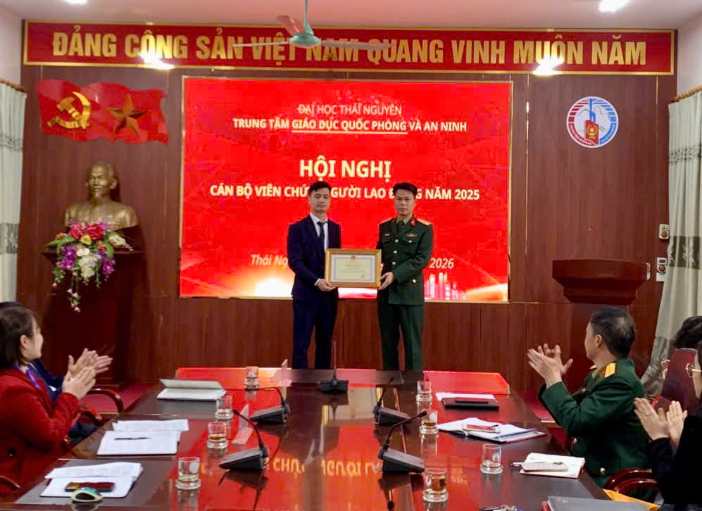 D:\Nam hoc 2025 - 2026\Tin tuc, Su kien\13 Hoi nghi CBVC\z7528298892458_cfbb05999e3c49735529a7484144d695.jpg