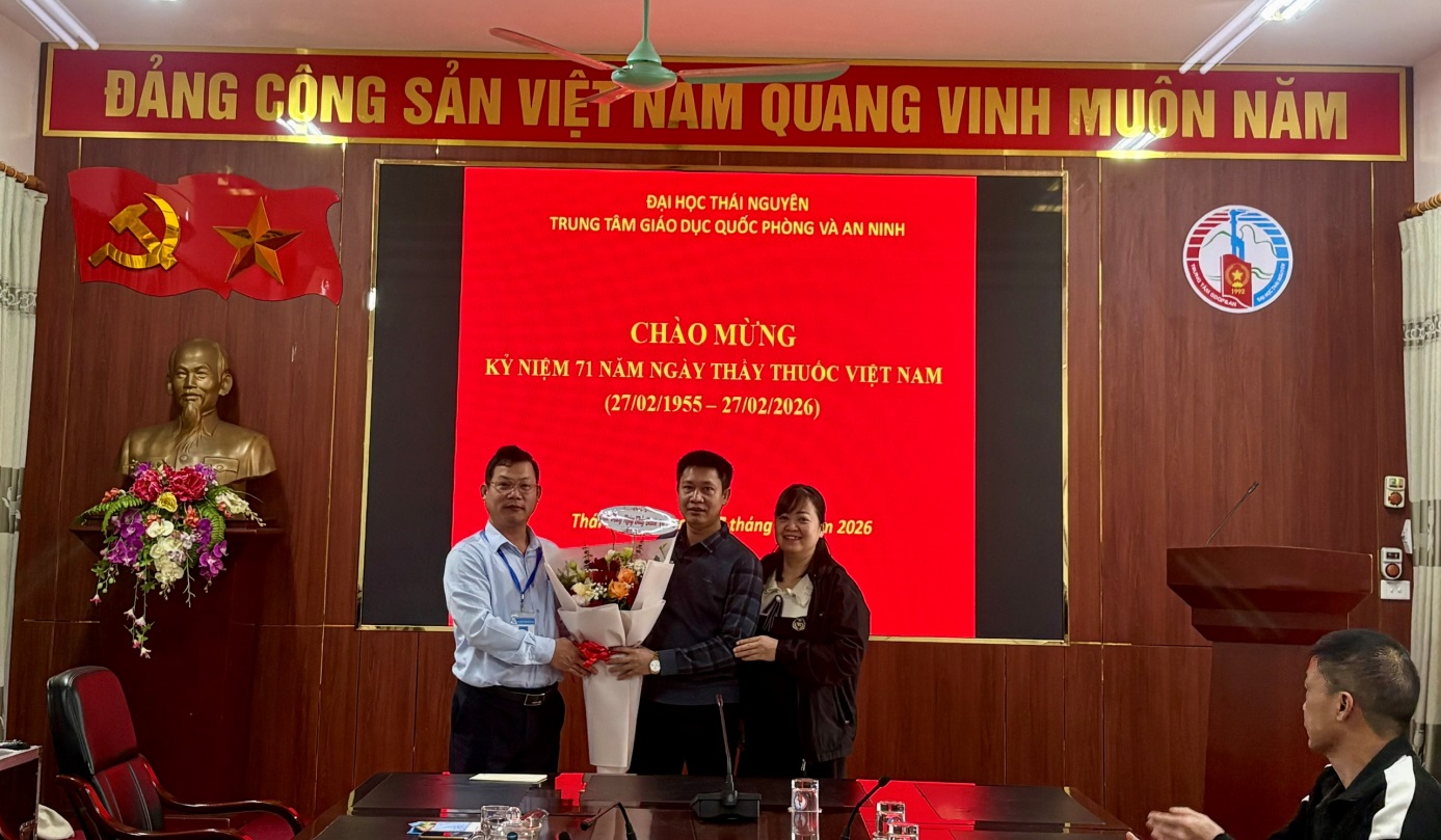 D:\Nam hoc 2025 - 2026\Tin tuc, Su kien\15 Gap mat 27.02\z7570082880921_befc29fb2e90cf5b85ea6f9a246f0cb8.jpg