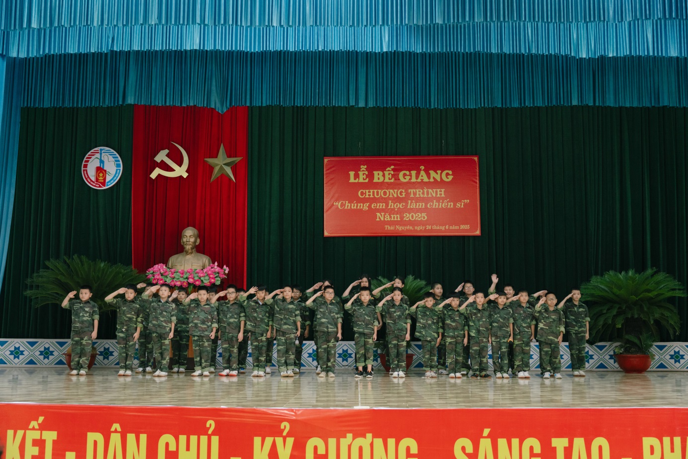 D:\Nam hoc 2024 - 2025\Chung em hoc lam chien si\Truyen thong\Dot 2\Ngay 10 (24.6.2025)\24.6 Chiến sỹ nhí\Up\TUN07333.jpg