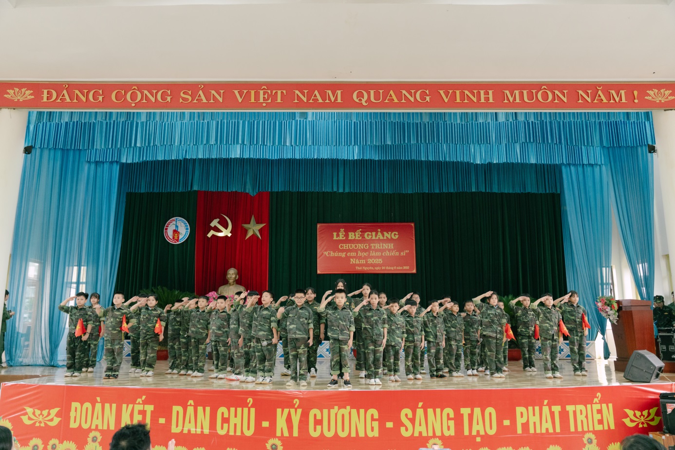 D:\Nam hoc 2024 - 2025\Chung em hoc lam chien si\Truyen thong\Dot 2\Ngay 10 (24.6.2025)\24.6 Chiến sỹ nhí\Up\TUN07355.jpg