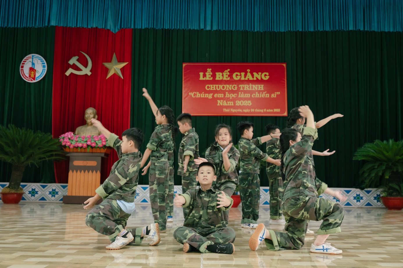 D:\Nam hoc 2024 - 2025\Chung em hoc lam chien si\Truyen thong\Dot 2\Ngay 10 (24.6.2025)\24.6 Chiến sỹ nhí\Up\TUN07360.jpg