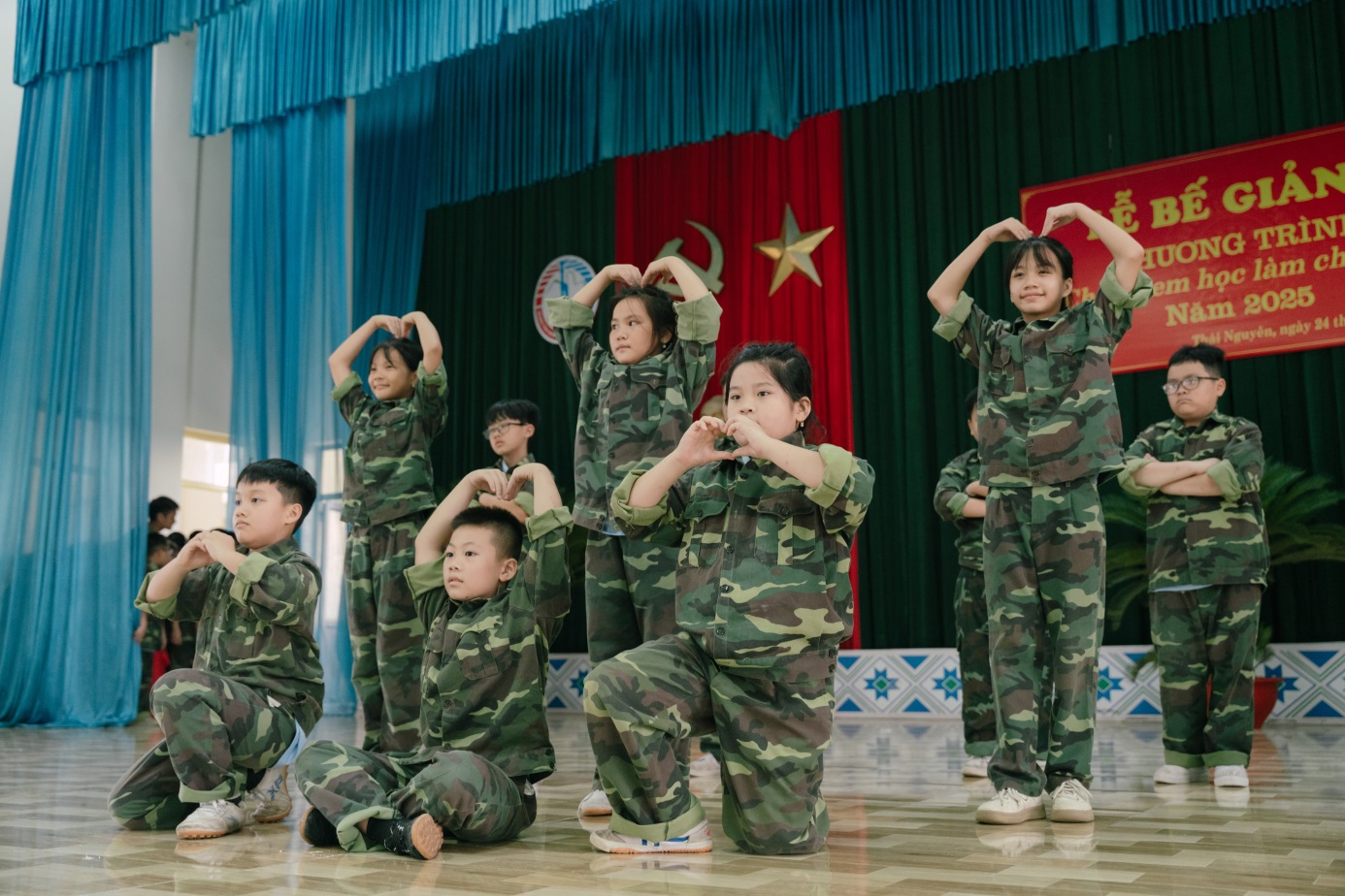 D:\Nam hoc 2024 - 2025\Chung em hoc lam chien si\Truyen thong\Dot 2\Ngay 10 (24.6.2025)\24.6 Chiến sỹ nhí\Up\TUN07368.jpg