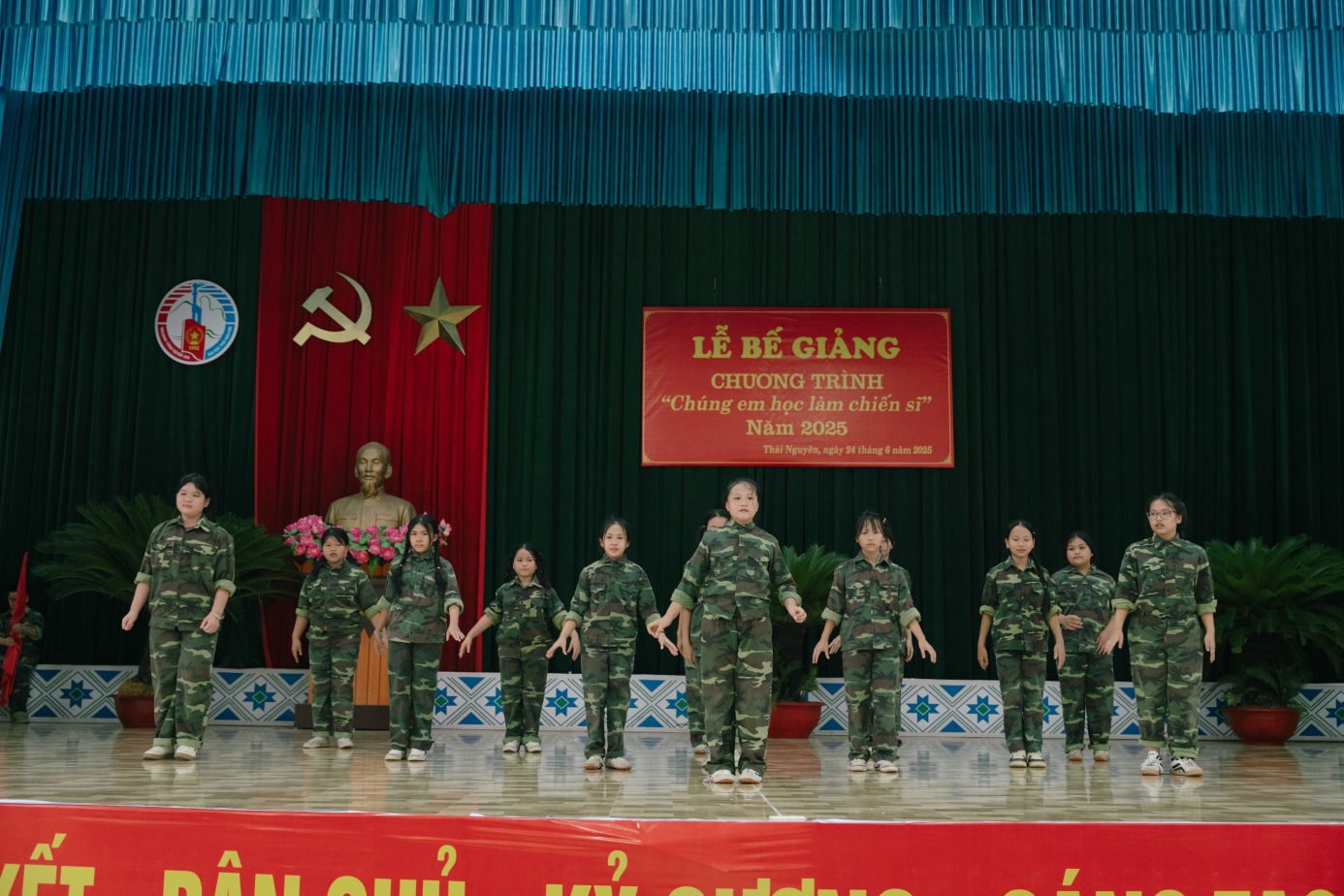 D:\Nam hoc 2024 - 2025\Chung em hoc lam chien si\Truyen thong\Dot 2\Ngay 10 (24.6.2025)\24.6 Chiến sỹ nhí\Up\TUN07385.jpg