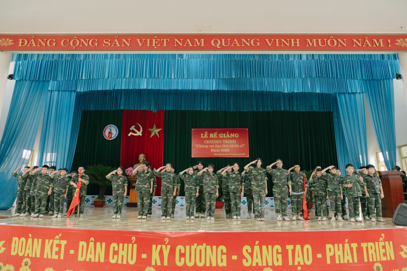 D:\Nam hoc 2024 - 2025\Chung em hoc lam chien si\Truyen thong\Dot 2\Ngay 10 (24.6.2025)\24.6 Chiến sỹ nhí\Up\TUN07402.jpg