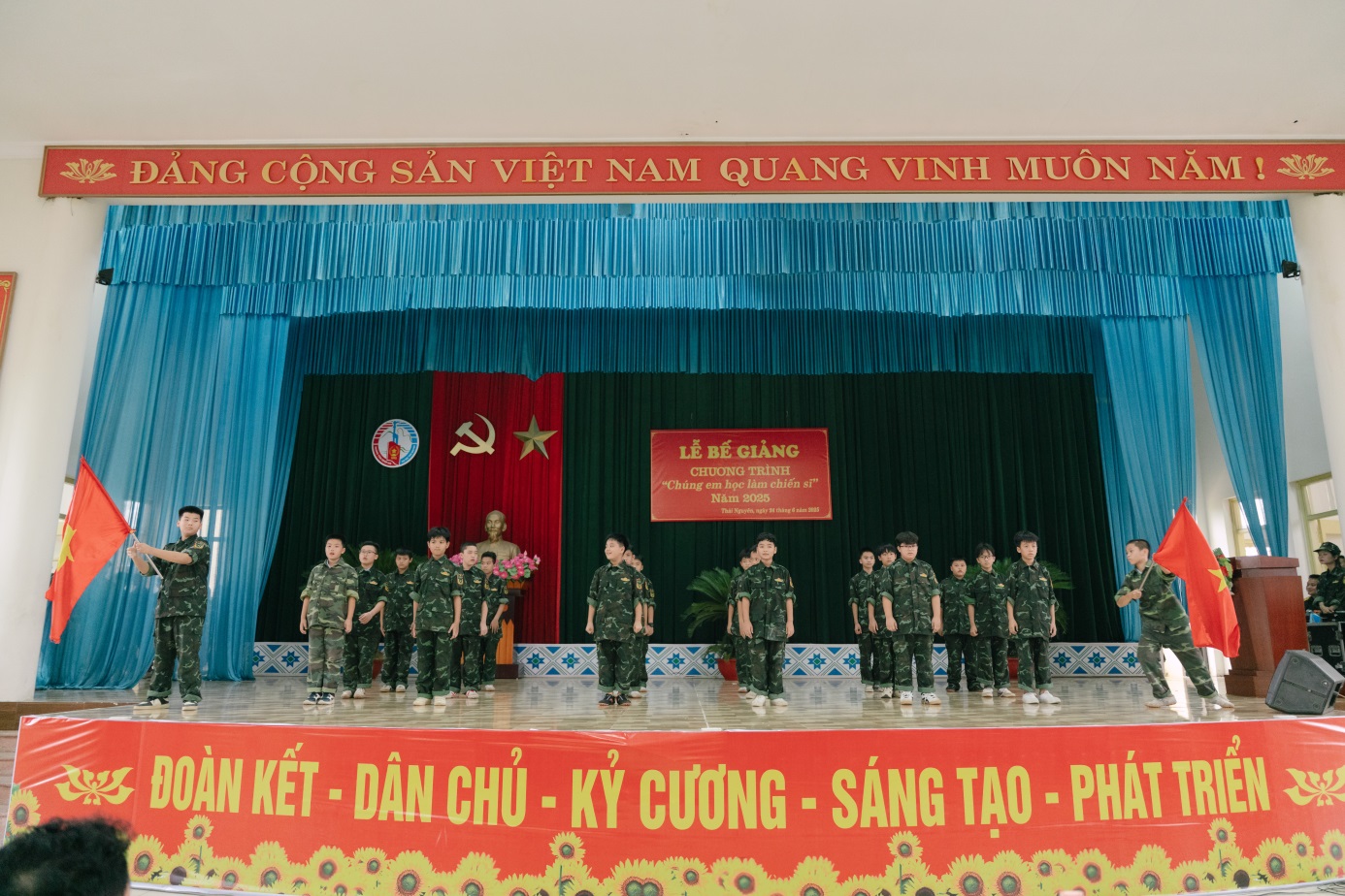 D:\Nam hoc 2024 - 2025\Chung em hoc lam chien si\Truyen thong\Dot 2\Ngay 10 (24.6.2025)\24.6 Chiến sỹ nhí\Up\TUN07417.jpg