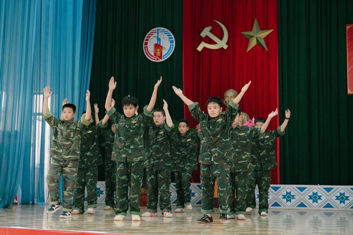 D:\Nam hoc 2024 - 2025\Chung em hoc lam chien si\Truyen thong\Dot 2\Ngay 10 (24.6.2025)\24.6 Chiến sỹ nhí\Up\TUN07424.jpg