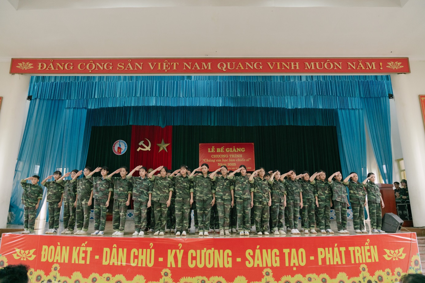 D:\Nam hoc 2024 - 2025\Chung em hoc lam chien si\Truyen thong\Dot 2\Ngay 10 (24.6.2025)\24.6 Chiến sỹ nhí\Up\TUN07472.jpg