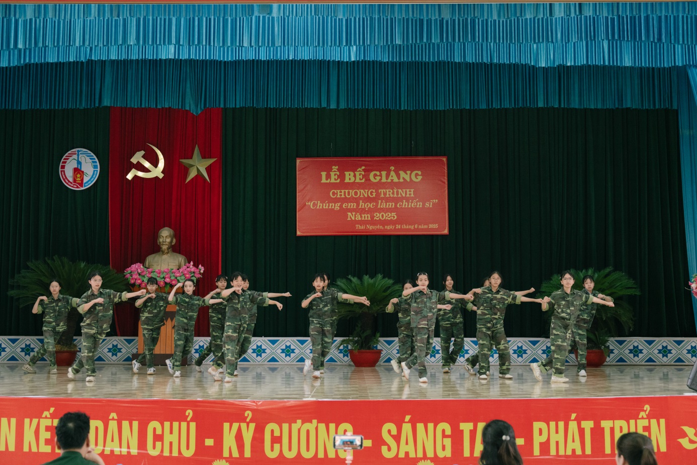 D:\Nam hoc 2024 - 2025\Chung em hoc lam chien si\Truyen thong\Dot 2\Ngay 10 (24.6.2025)\24.6 Chiến sỹ nhí\Up\TUN07475.jpg
