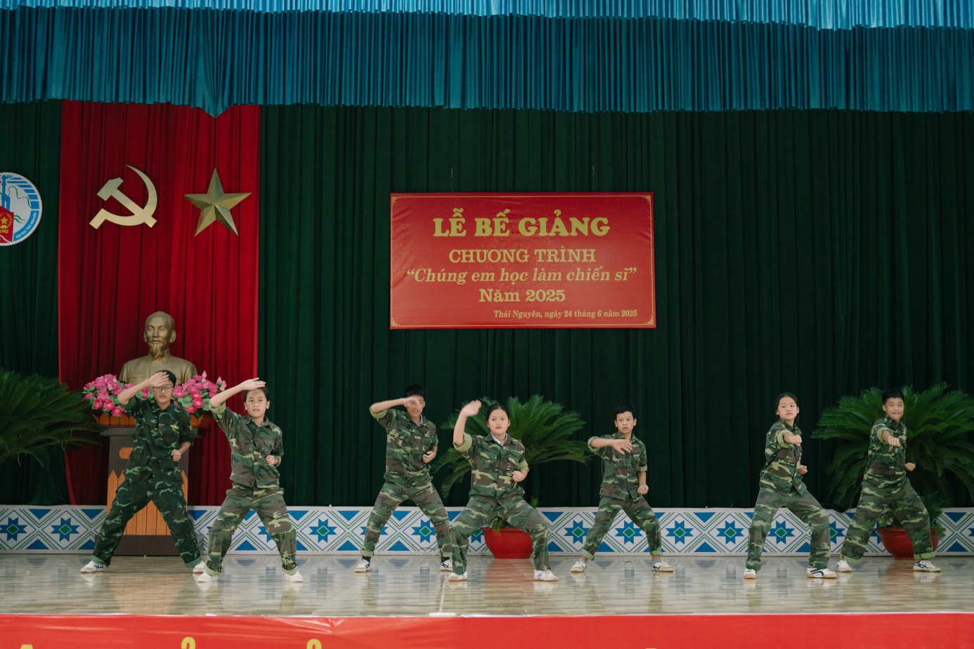 D:\Nam hoc 2024 - 2025\Chung em hoc lam chien si\Truyen thong\Dot 2\Ngay 10 (24.6.2025)\24.6 Chiến sỹ nhí\Up\TUN07477.jpg