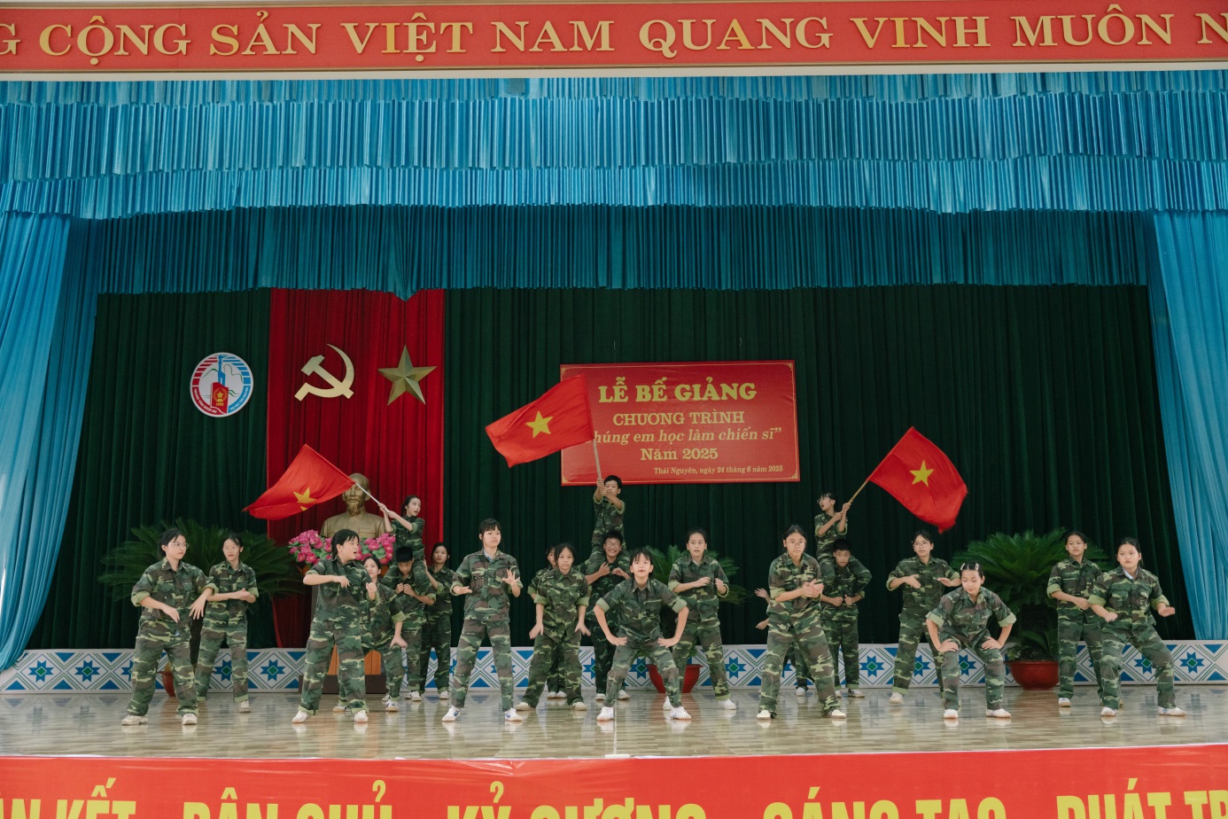 D:\Nam hoc 2024 - 2025\Chung em hoc lam chien si\Truyen thong\Dot 2\Ngay 10 (24.6.2025)\24.6 Chiến sỹ nhí\Up\TUN07488.jpg