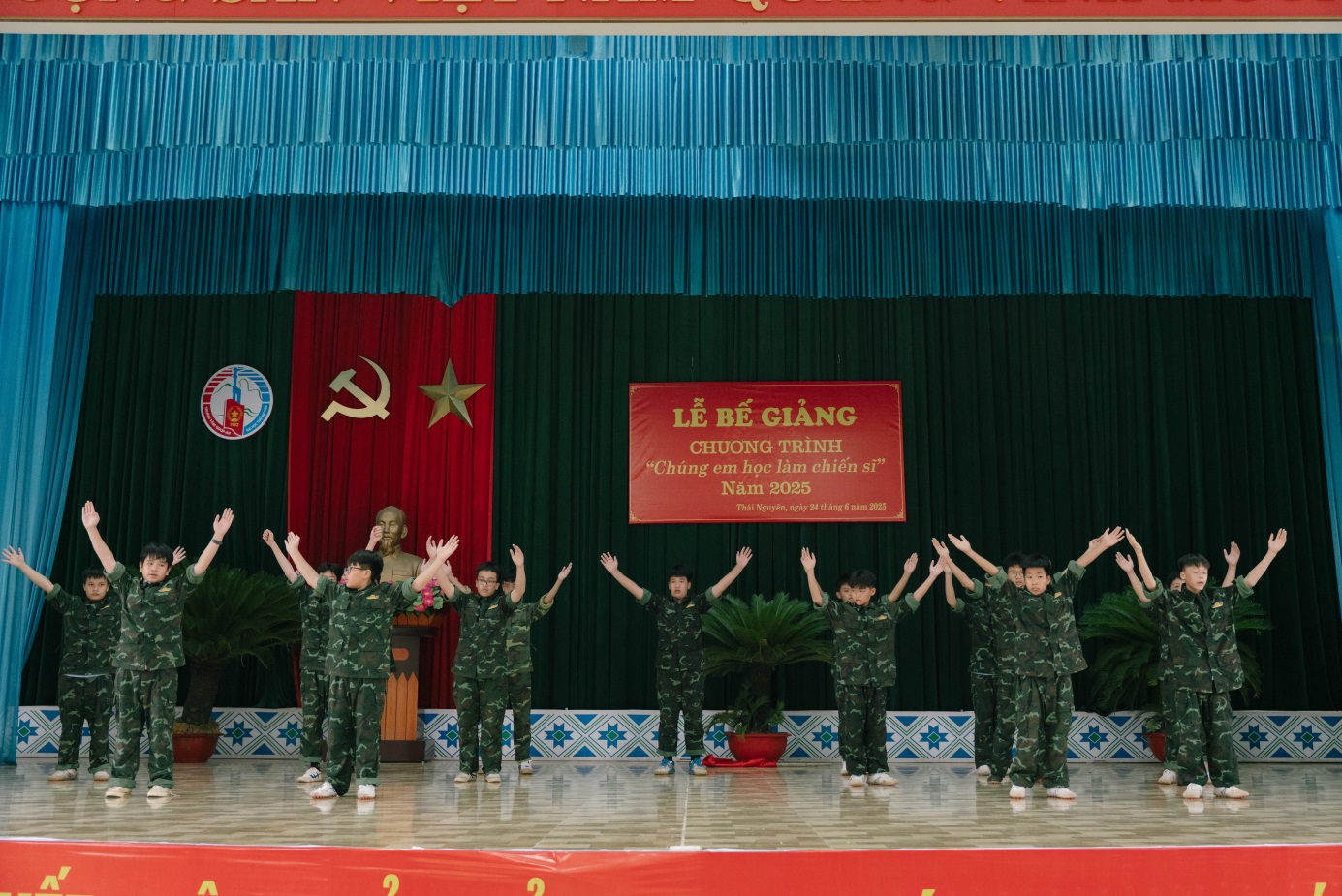 D:\Nam hoc 2024 - 2025\Chung em hoc lam chien si\Truyen thong\Dot 2\Ngay 10 (24.6.2025)\24.6 Chiến sỹ nhí\Up\TUN07512.jpg