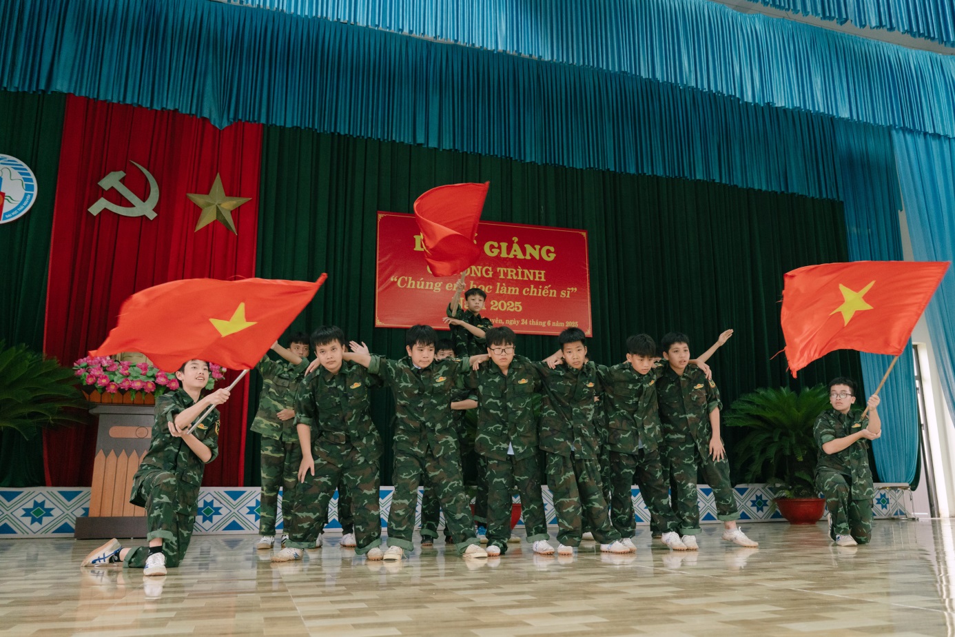 D:\Nam hoc 2024 - 2025\Chung em hoc lam chien si\Truyen thong\Dot 2\Ngay 10 (24.6.2025)\24.6 Chiến sỹ nhí\Up\TUN07515.jpg