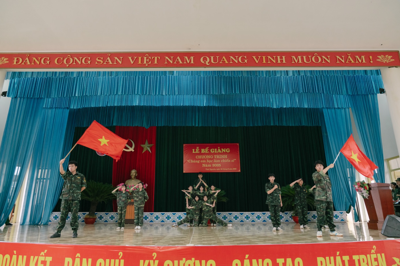 D:\Nam hoc 2024 - 2025\Chung em hoc lam chien si\Truyen thong\Dot 2\Ngay 10 (24.6.2025)\24.6 Chiến sỹ nhí\Up\TUN07560.jpg