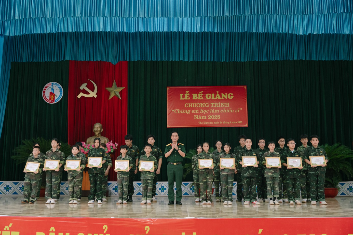 D:\Nam hoc 2024 - 2025\Chung em hoc lam chien si\Truyen thong\Dot 2\Ngay 10 (24.6.2025)\24.6 Chiến sỹ nhí\Up\TUN07627.jpg