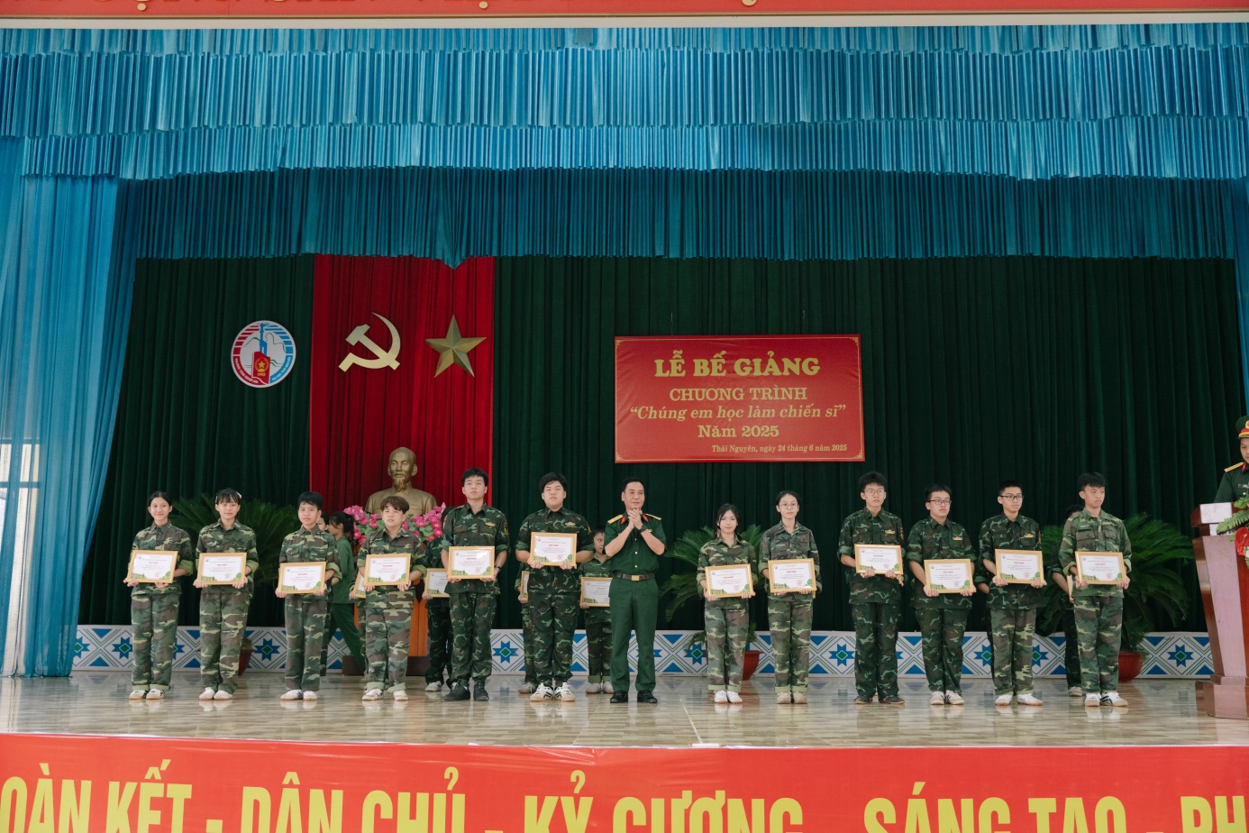 D:\Nam hoc 2024 - 2025\Chung em hoc lam chien si\Truyen thong\Dot 2\Ngay 10 (24.6.2025)\24.6 Chiến sỹ nhí\Up\TUN07635.jpg