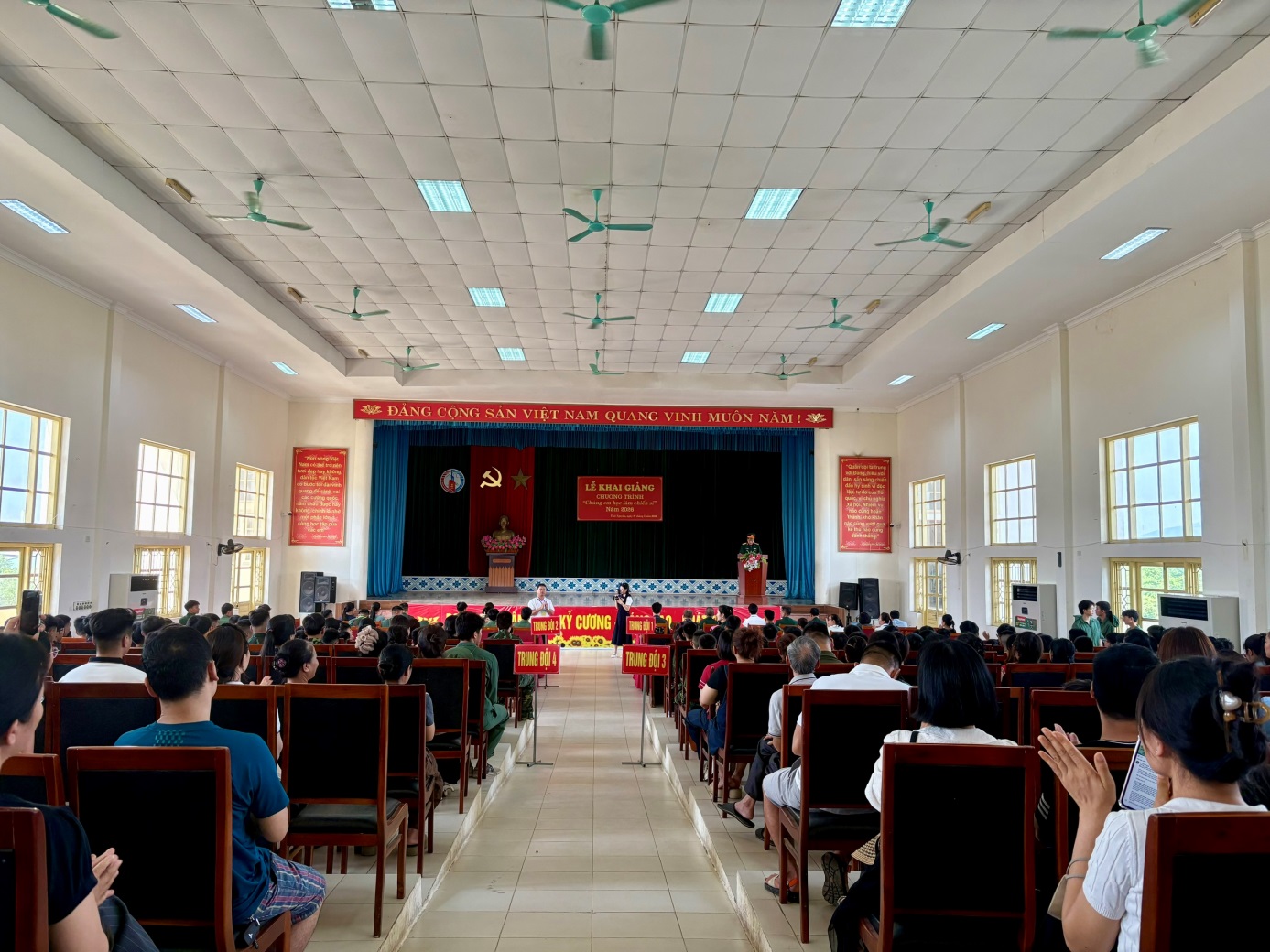 D:\Nam hoc 2025 - 2026\Chung em hoc lam chien si\Truyen thong\Ngay 1 (27.5)\Le khai giang\01 toan canh.jpg