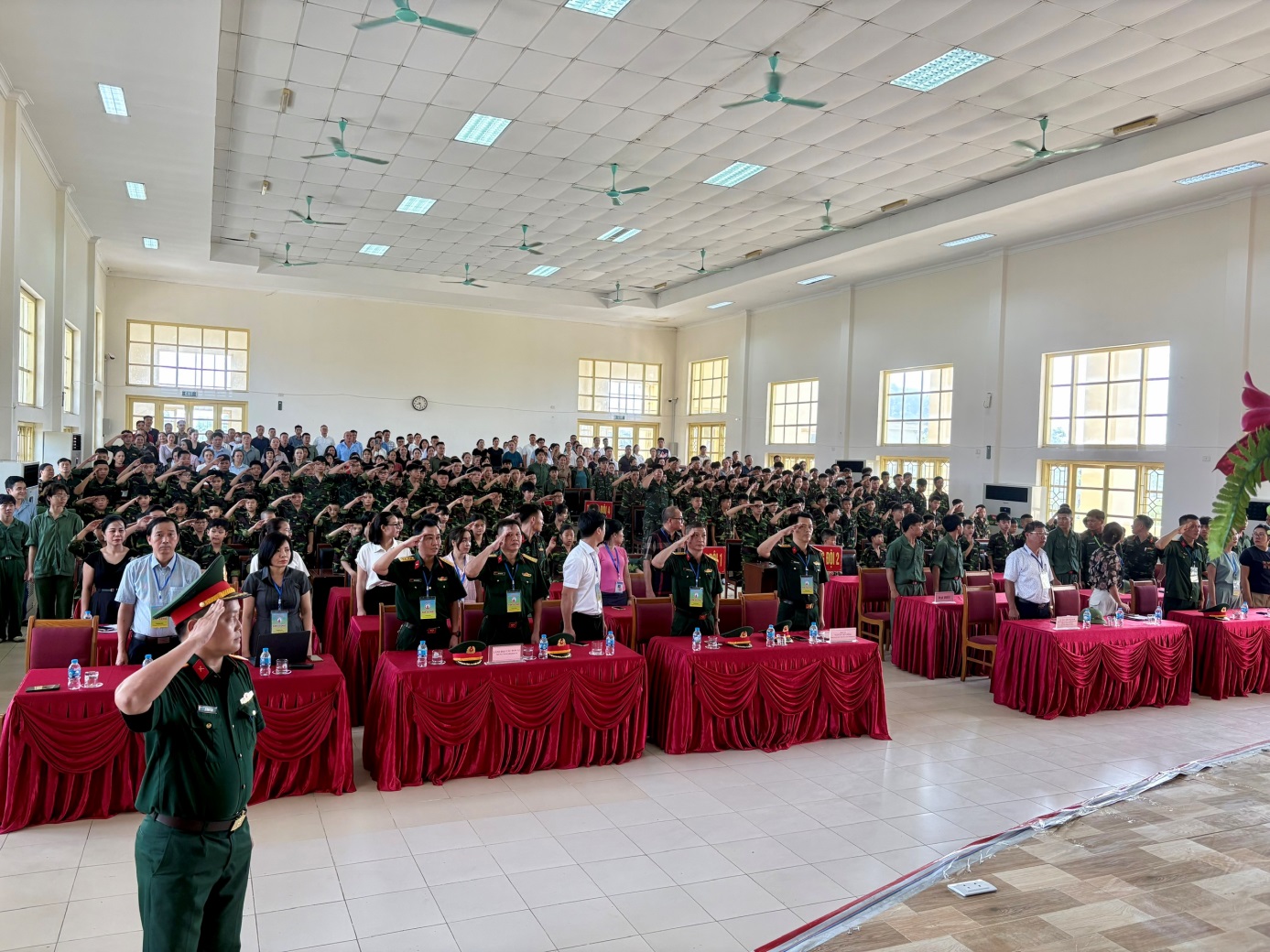 D:\Nam hoc 2025 - 2026\Chung em hoc lam chien si\Truyen thong\Ngay 1 (27.5)\Le khai giang\02 Chao co.jpg