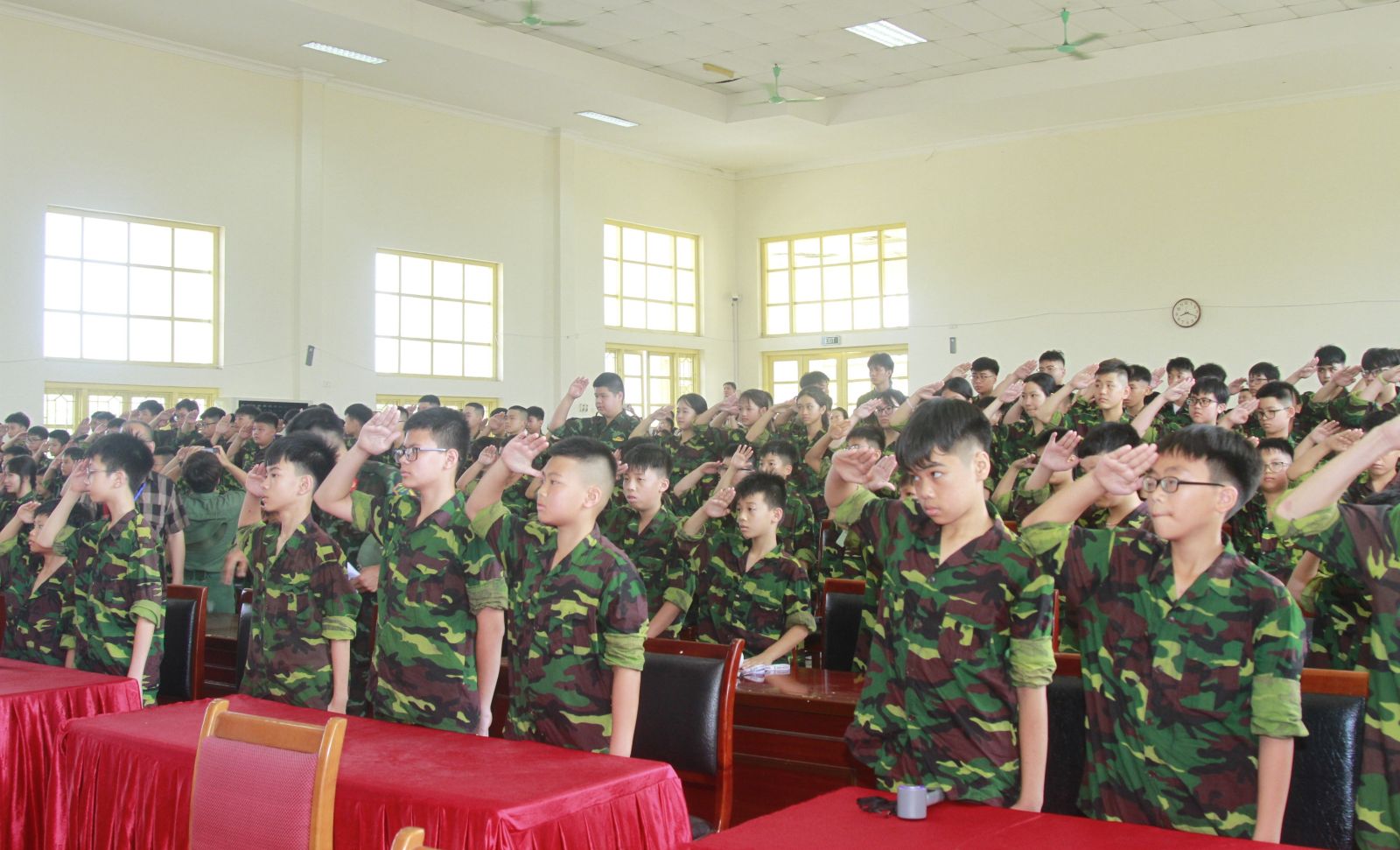 D:\Nam hoc 2025 - 2026\Chung em hoc lam chien si\Truyen thong\Ngay 1 (27.5)\Le khai giang\03 Chao co.jpg