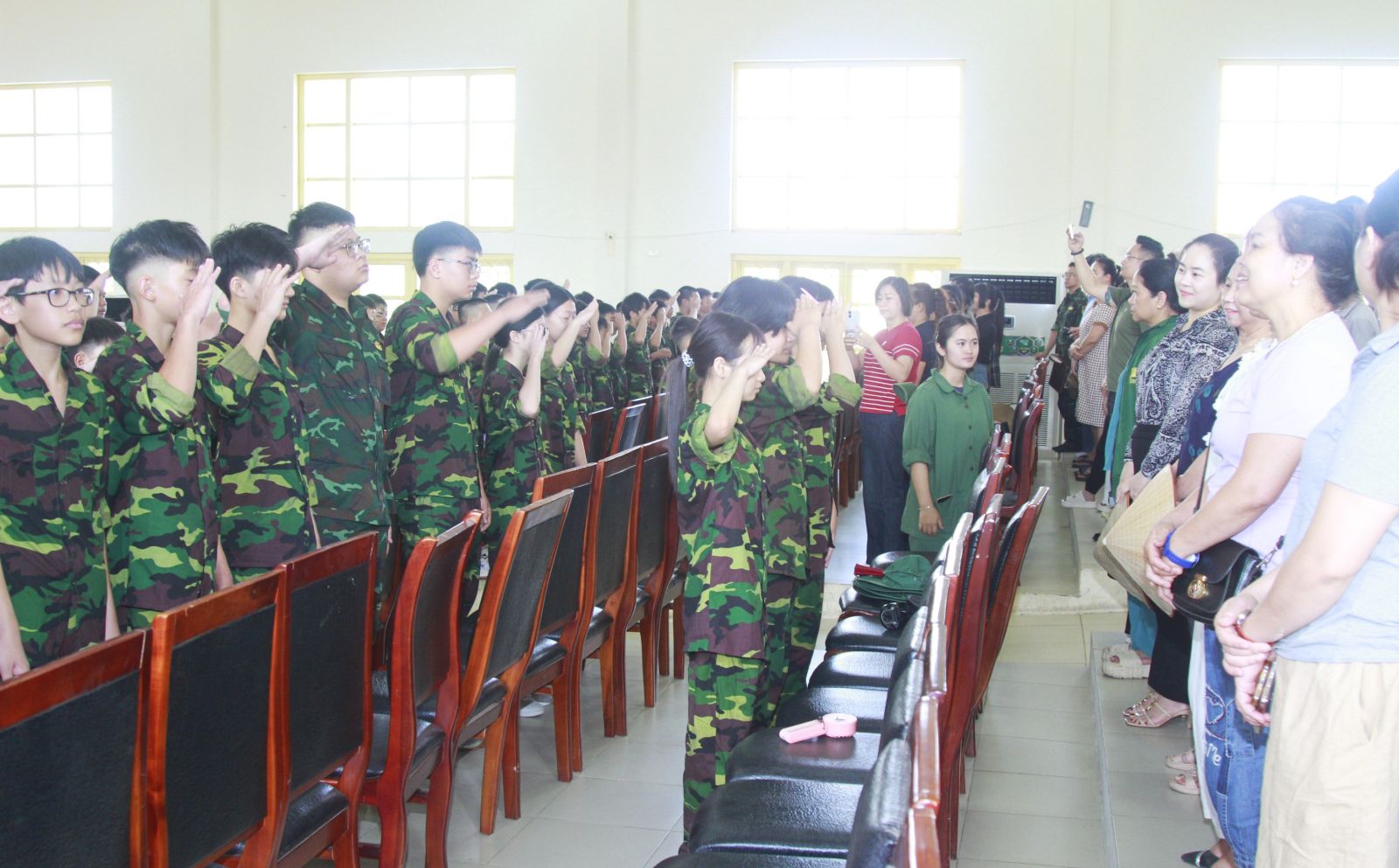 D:\Nam hoc 2025 - 2026\Chung em hoc lam chien si\Truyen thong\Ngay 1 (27.5)\Le khai giang\04- Chao gia dinh.jpg