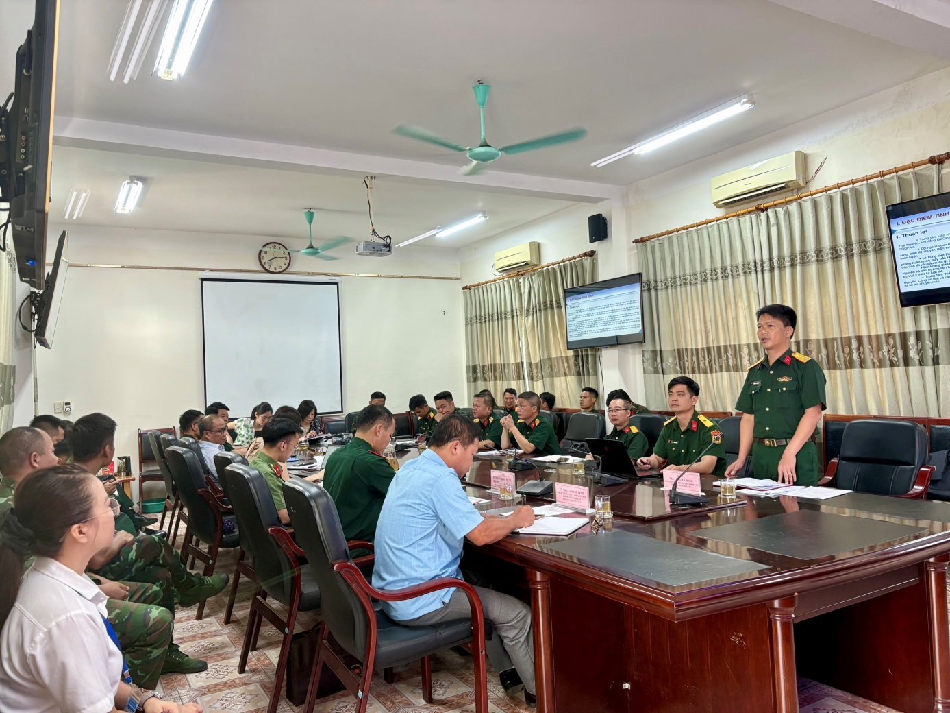 D:\Nam hoc 2025 - 2026\Tin tuc, Su kien\21 Hoi nghi tong ket 3 luat\1784099719851_1483288106881901619_1200417379106544910_b51bbcb78d7e7bdb60ff700af307866d.jpg