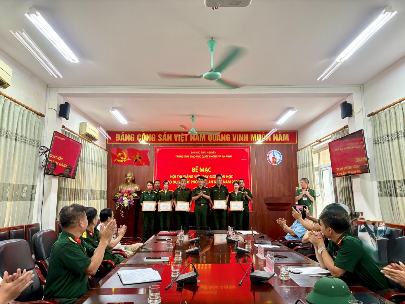 D:\Nam hoc 2025 - 2026\Tin tuc, Su kien\24 Hoi thi Giang vien gioi 2026\Be mac\1786869745596_1483288106881901619_1200417379106544910_41e7ae6ce4704acf686df2f902391a5a.jpg