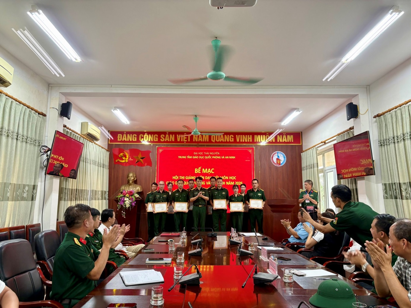 D:\Nam hoc 2025 - 2026\Tin tuc, Su kien\24 Hoi thi Giang vien gioi 2026\Be mac\1786869788953_1483288106881901619_1200417379106544910_1302bd5f50bad38a97ffba55c73ba8d9.jpg