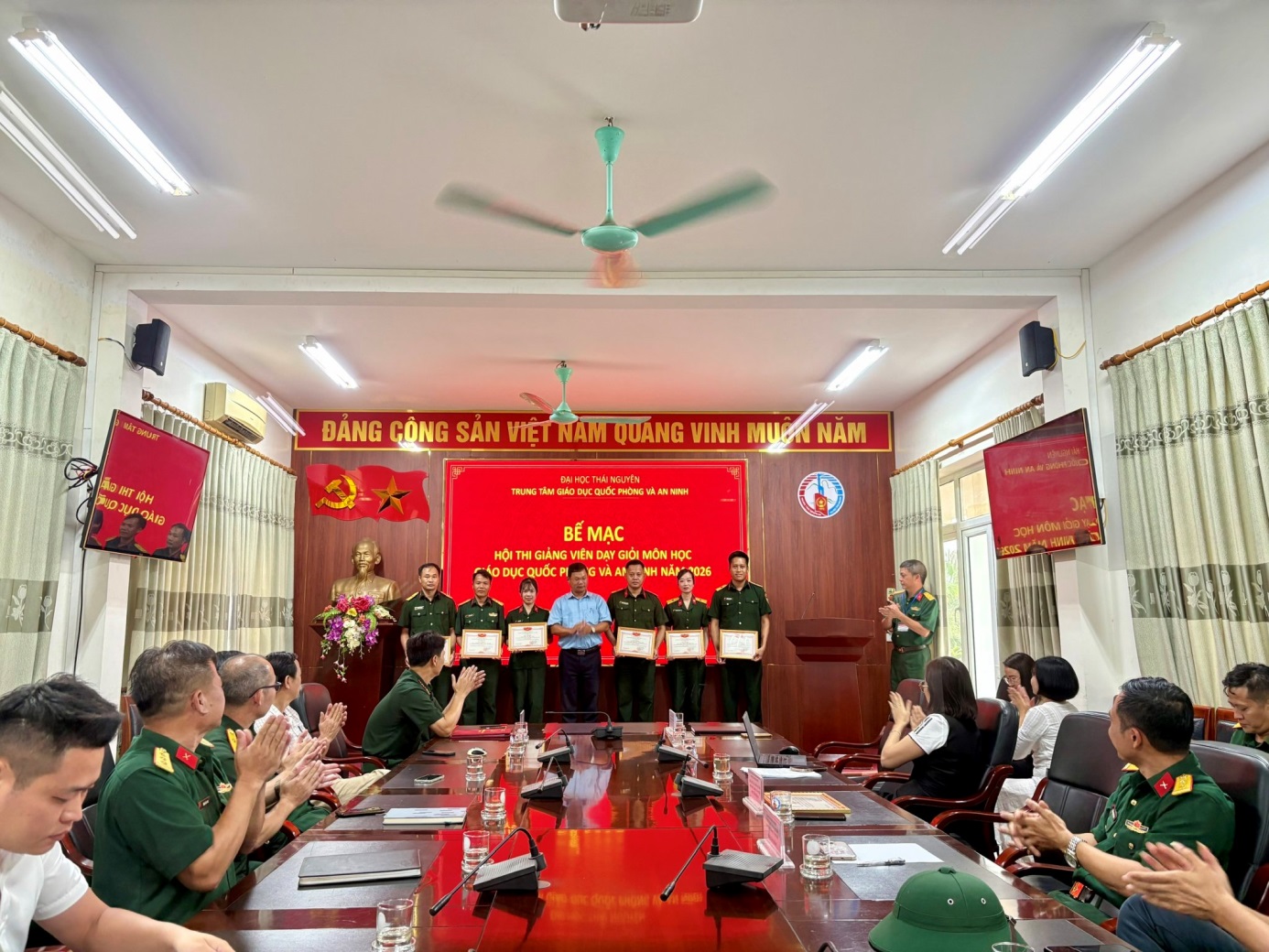 D:\Nam hoc 2025 - 2026\Tin tuc, Su kien\24 Hoi thi Giang vien gioi 2026\Be mac\1786869825356_1483288106881901619_1200417379106544910_97b6244feea2573a41e96c78d8333ce7.jpg