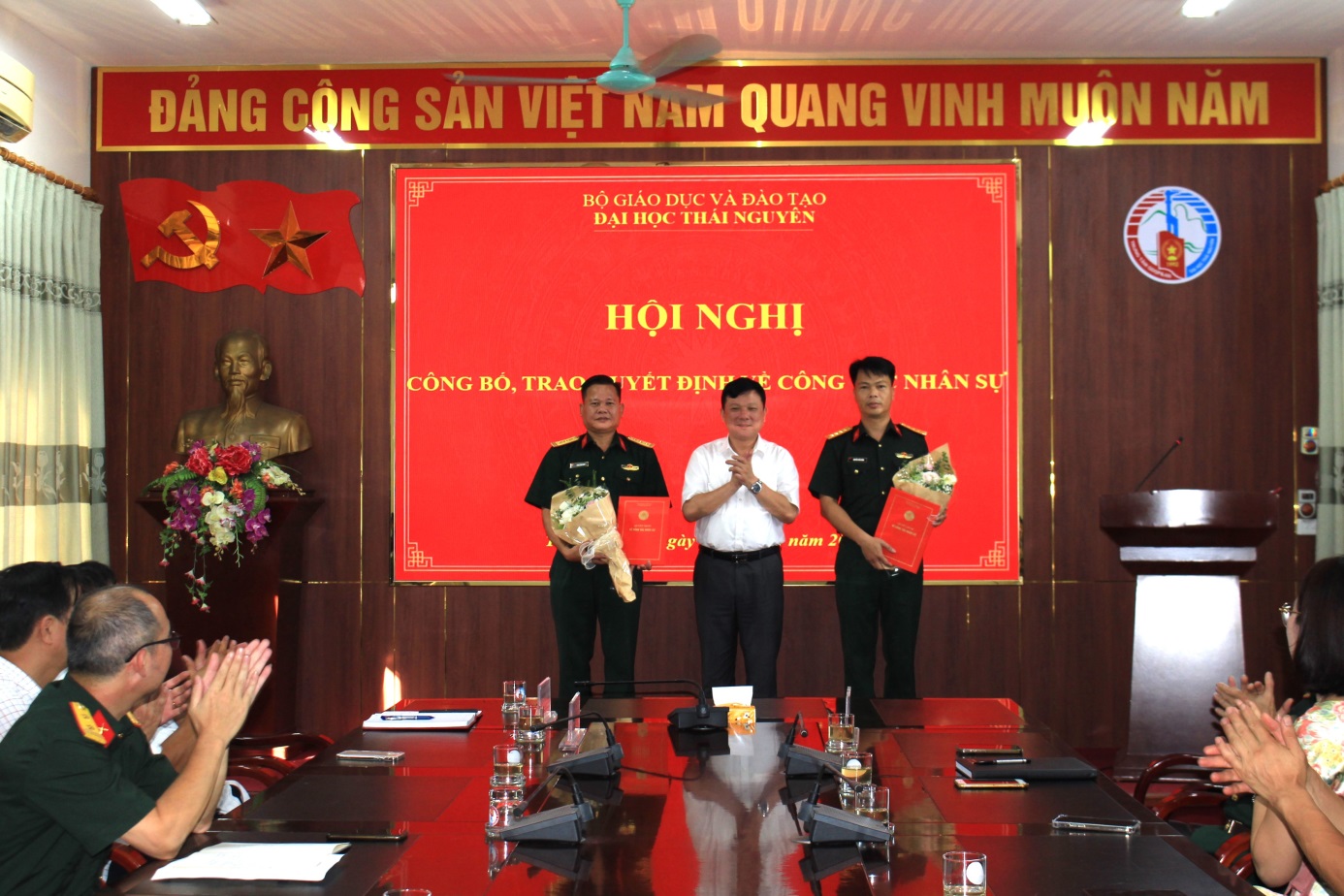 D:\Nam hoc 2026-2027\Tin tuc - Su kien\02 Cong bo, trao Quyet dinh bo nhiem\20.08\New folder\IMG_9511.JPG