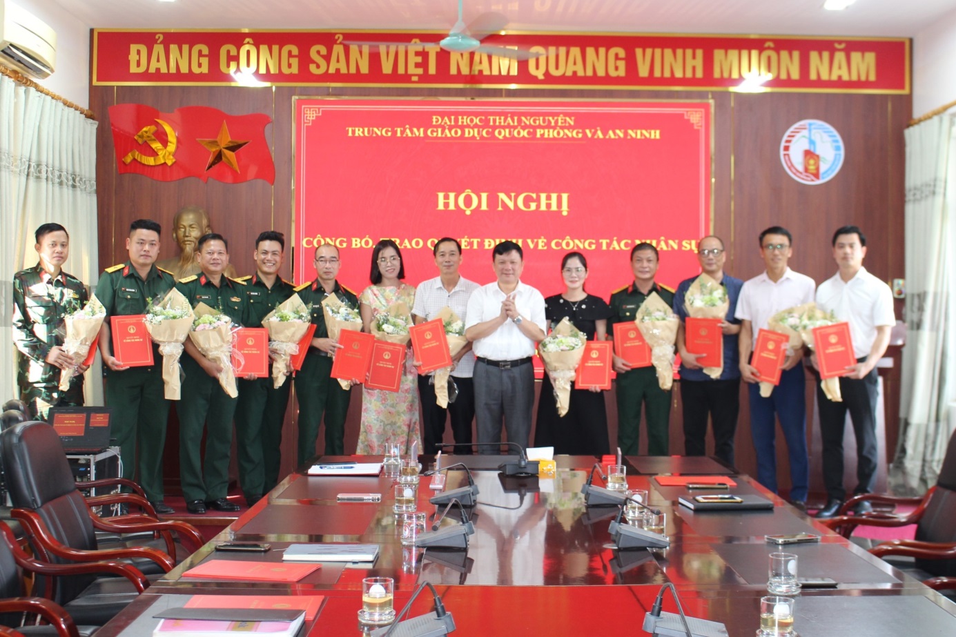 D:\Nam hoc 2026-2027\Tin tuc - Su kien\02 Cong bo, trao Quyet dinh bo nhiem\20.08\New folder\IMG_9551.JPG