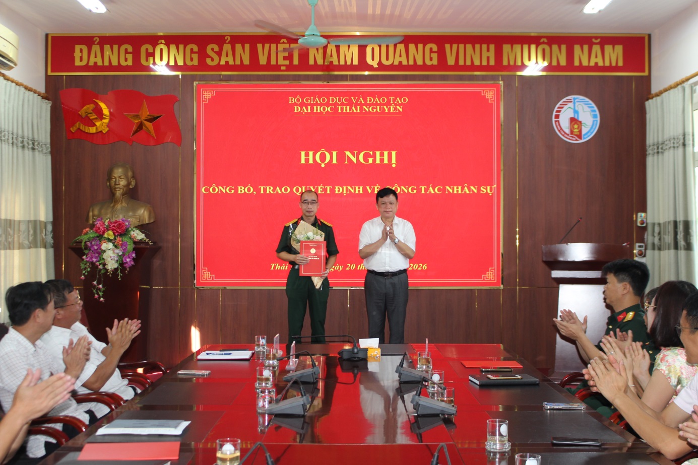 D:\Nam hoc 2026-2027\Tin tuc - Su kien\02 Cong bo, trao Quyet dinh bo nhiem\20.08\IMG_9521.JPG