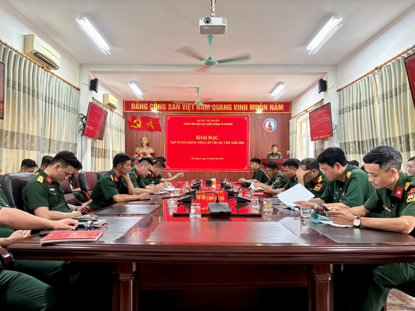 D:\Nam hoc 2026-2027\Tin tuc - Su kien\03 Khai mac tap huan giang vien cap Trung tam nam 2026\1787299269529_1483288106881901619_1200417379106544910_0ee30cab1b9f9798e69bcf636c8d4ed4.jpg