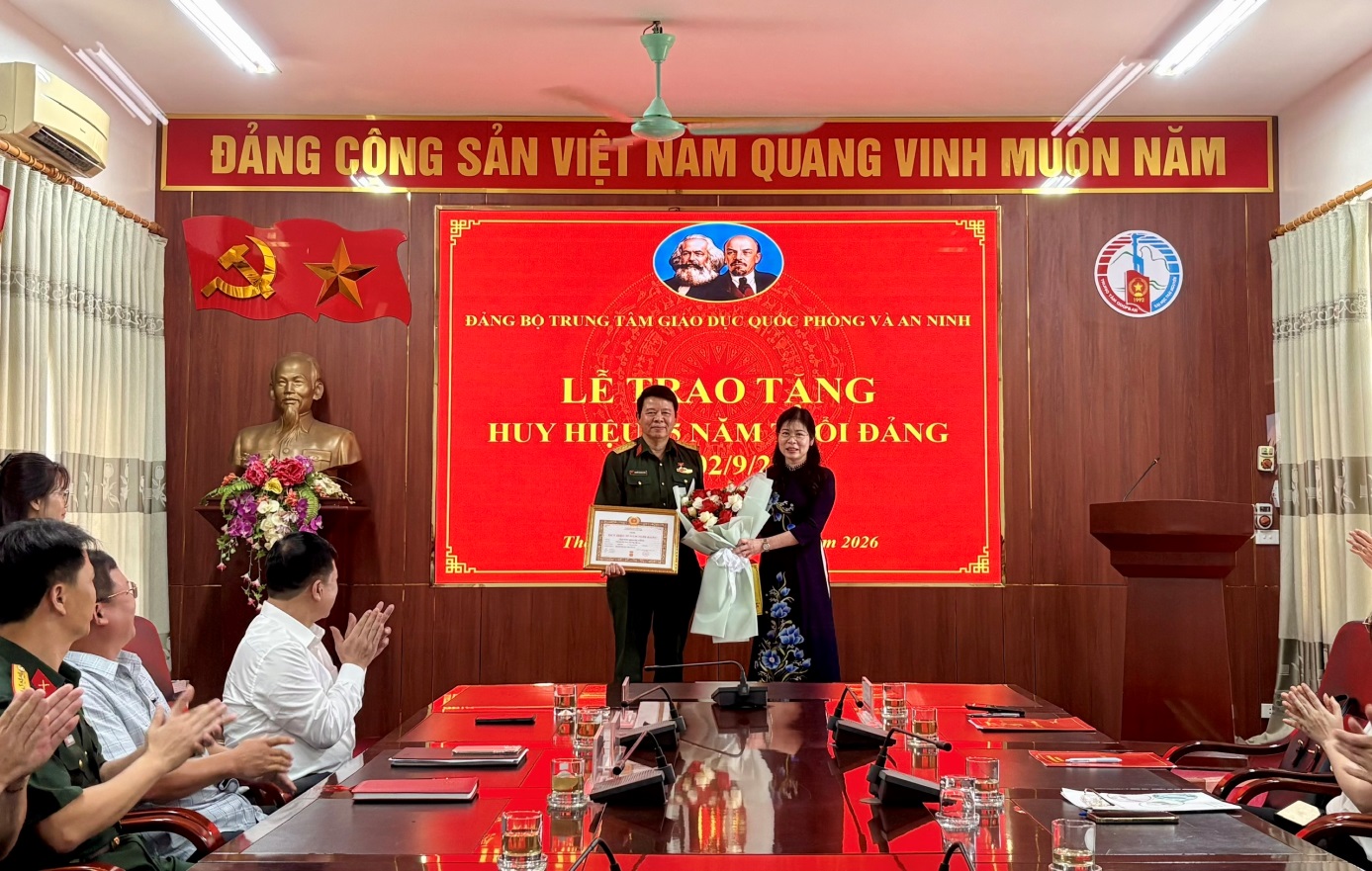 D:\Nam hoc 2026-2027\Tin tuc - Su kien\04 Le trao tang Huy hieu Dang\1787910545288_1483288106881901619_1200417379106544910_b5c5ff5f43626992236e44a97e42d323.jpg