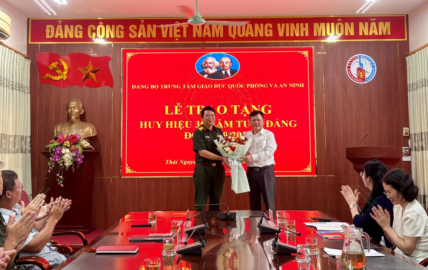 D:\Nam hoc 2026-2027\Tin tuc - Su kien\04 Le trao tang Huy hieu Dang\1787910640397_1483288106881901619_1200417379106544910_05a6f55835fe09a2fb4d7048c70f6aec.jpg