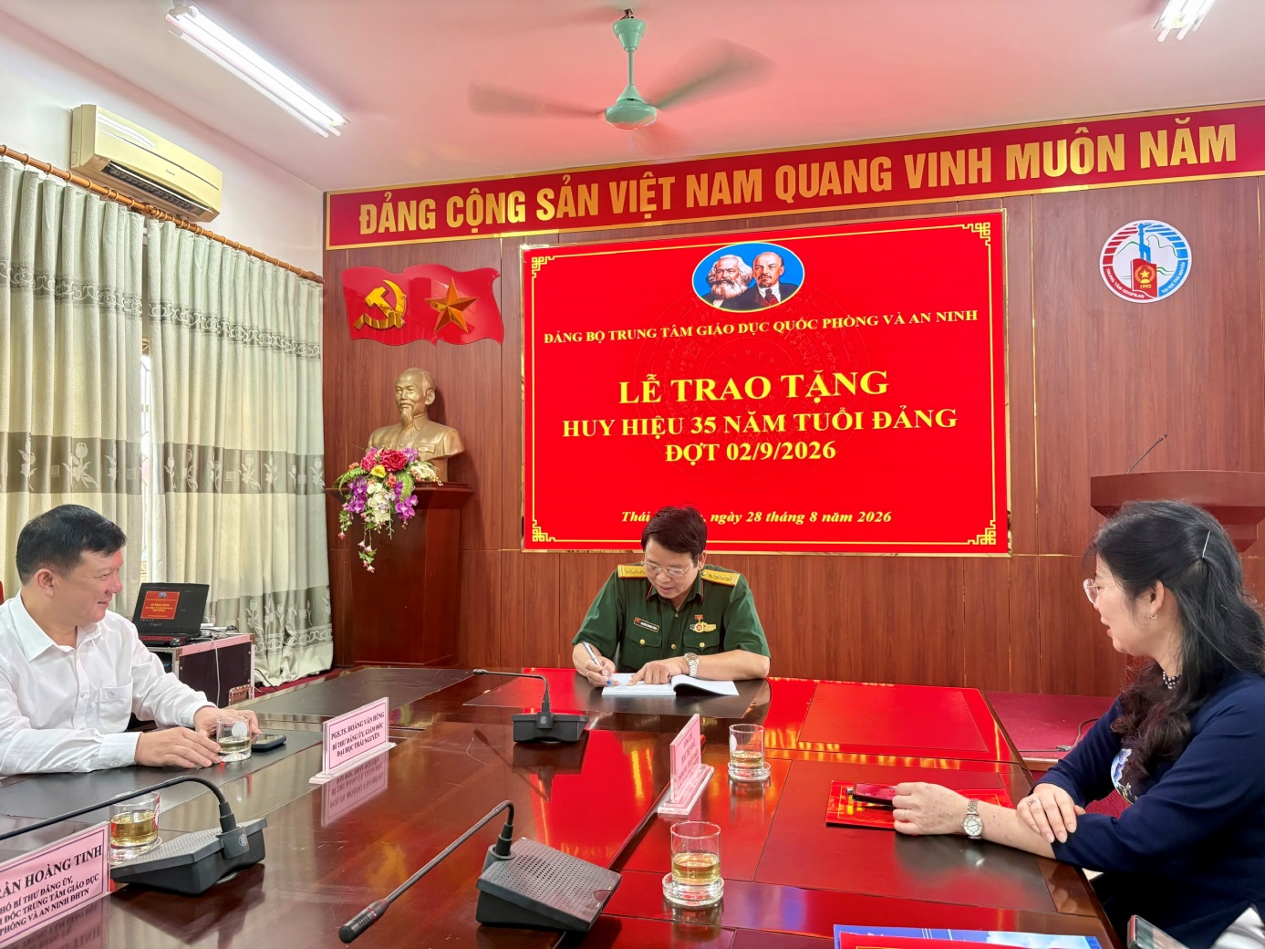 D:\Nam hoc 2026-2027\Tin tuc - Su kien\04 Le trao tang Huy hieu Dang\1787910778420_1483288106881901619_1200417379106544910_cf6eee8a679bb40788bcf5057828de25.jpg