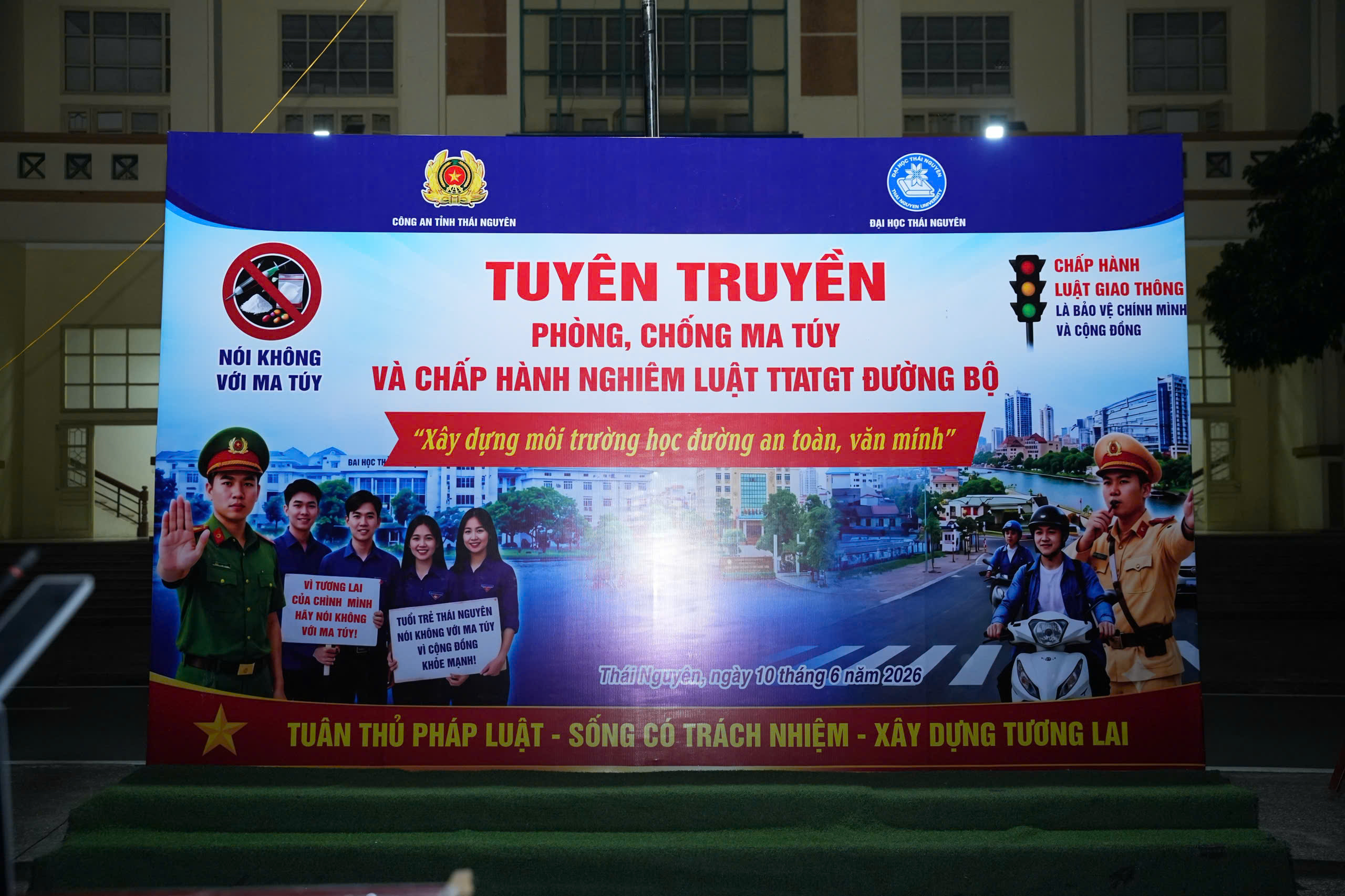 Trung tâm GDQP&AN Đại học Thái Nguyên tổ chức tuyên truyền phòng, chống ma túy và chấp hành nghiêm Luật Trật tự, an toàn giao thông đường bộ