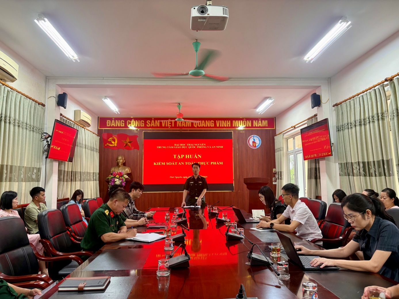 Tập huấn kiểm soát án toàn thực phẩm tại Trung tâm GDQPAN ĐHTN