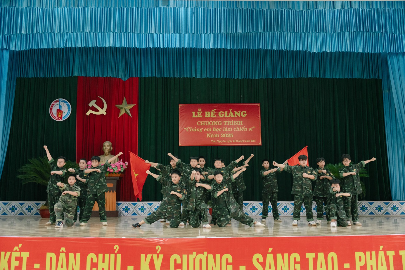 Lế Bế giảng chương trình 
